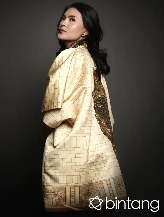 Dalam menjalin hubungan kisah asmara, Lola Amaria selalu ingin merasakan happy bersama pasangannya. Ia tidak ingin memiliki pasangan, tapi malah membuatnya tersiksa. (Febio Hernanto|Bintang.com)