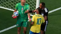 Bintang Brasil, Neymar, beradu argumen dengan kiper Norwegia, Orjan Nyland, pada laga 16 besar Piala Dunia 2026, di Stadion MetLife, New Jersey, Senin (6/7/2026) pagi WIB. (AFP/Timothy A. Clary)