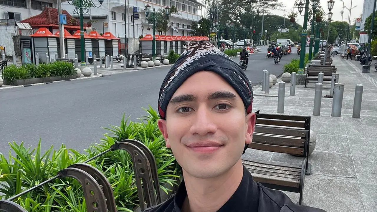 Verrell Bramasta Pakai Baju Adat Jawa