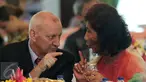 Menteri Kelautan dan Perikanan, Susi Pudjiastuti berbincang dengan peserta The Marine and Fisheries Business and Investment Forum di Kantor KKP, Jakarta, Kamis (11/2/2016). (Liputan6.com/Angga Yuniar) 