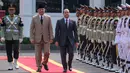 Menteri Pertahanan Republik Indonesia, Sjafrie Sjamsoeddin (kedua dari kiri) dan Menteri Pertahanan Qatar Sheikh Saoud bin Abdulrahman Al Thani memeriksa barisan kehormatan sebelum pertemuan mereka di Kementerian Pertahanan, Jakarta, Selasa 2 Juni 2026. (BAY ISMOYO/AFP)