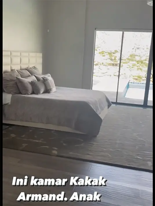 Kamar Armand anak pertama Farah Quin yang juga memiliki beberapa ruangan. "Ini kamarnya kakak Armand,"  kata Farah Quinn. Kamar ini sangat luas dan memiliki beberapa ruangan. [Instagram/farahquinnofficial]
