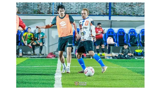 6 Potret Ayah Tiara Andini Semangat Main Sepak Bola, Pamer Tendangan Ciamik