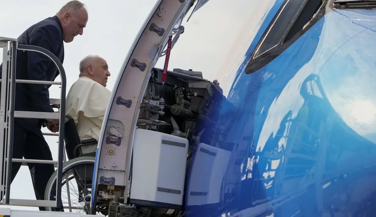 Paus Fransiskus dengan kursi roda menaiki penerbangannya menuju Asia di bandara Internasional Leonardo Da Vinci di Fiumicino, sekitar 30 kilometer sebelah barat Roma, Senin (2/9/2024). (AP Photo/Andrew Medichini)