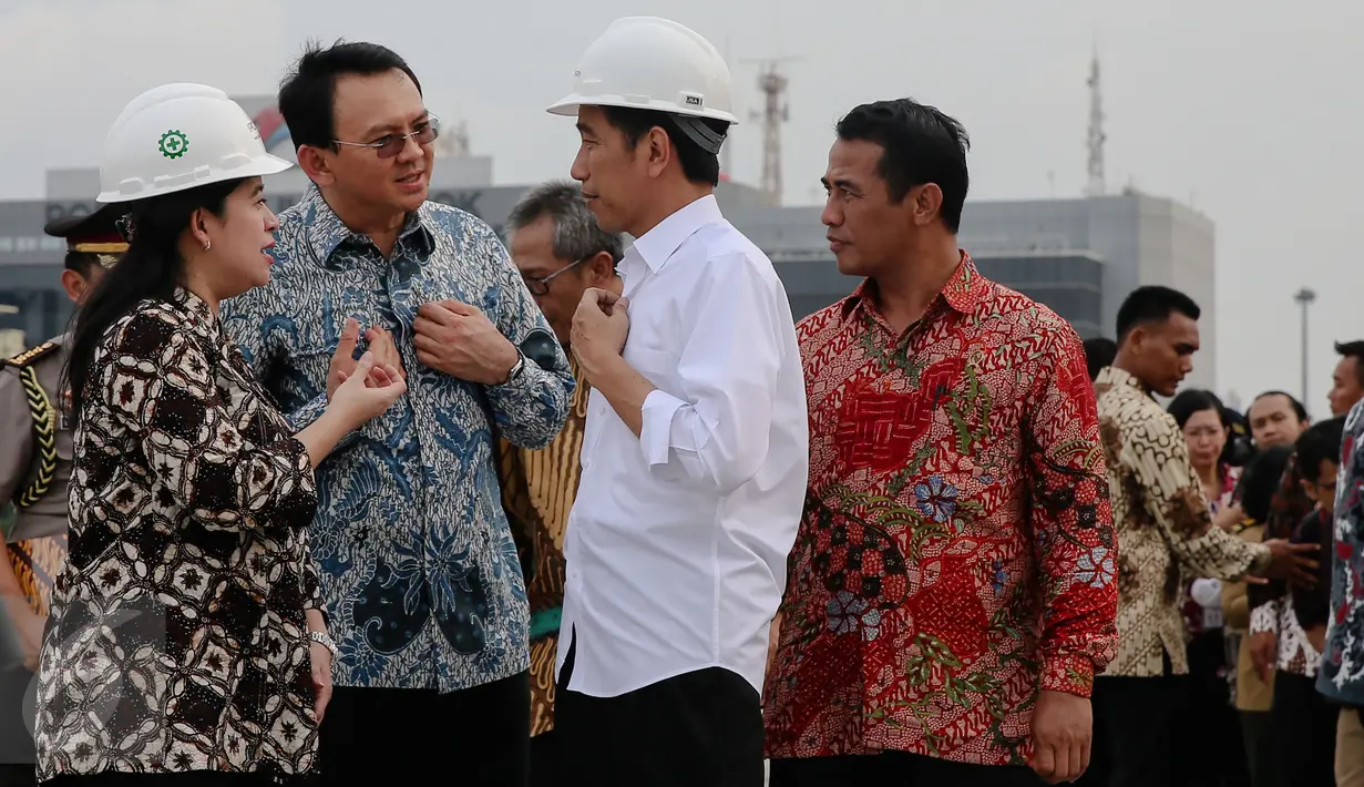 Presiden Jokowi (kedua kanan) berbincang bersama Gubernur DKI Jakarta Basuki Tjahaja Purnama (kedua kiri), Menko PMK Puan Maharani (kiri), Menteri Pertanian Amran Sulaiman di Pelabuhan Tanjung Priok, Jakarta, Jumat (11/12). (Liputan6.com/Faizal Fanani)