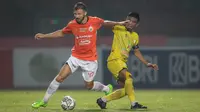 Bek Persija Jakarta, Marco Mota, berduel dengan Bayu Pradana pada laga pekan ke-11 BRI Liga 1 2021/2022 yang digelar di Stadion Moch. Soebroto, Magelang, Jumat (5/11/2021). (Bola.com/Bagaskara Lazuardi).