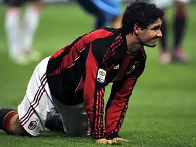 Alexandre Pato meringis kesakitan ketika AC Milan menjamu Palermo pada laga Serie A di San Siro, Milan, 10 November 2010. AFP PHOTO/OLIVIER MORIN