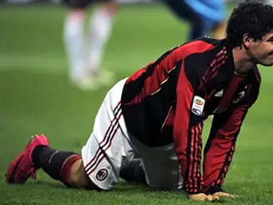 Alexandre Pato meringis kesakitan ketika AC Milan menjamu Palermo pada laga Serie A di San Siro, Milan, 10 November 2010. AFP PHOTO/OLIVIER MORIN