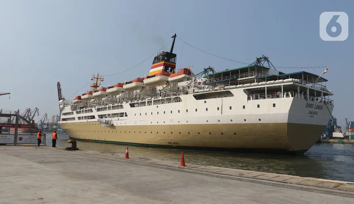 Kapal Doro Londa saat tiba di Pelabuhan Tanjung Priok, Jakarta, Kamis (20/5/2021). Pelabuhan Tanjung Priok kembali beroperasi pasca larangan mudik Lebaran 2021 dari Pemerintah. (Liputan6.com/Herman Zakharia)