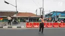 Anggota Pramuka membantu mengatur lalu lintas di jalur mudik kawasan pasar Surodadi, Tegal  Jawa Tengah, Senin (3/6/2019). Puluhan anggota Pramuka  membantu polisi mengatur lalu lintas selama arus mudik maupun arus balik. (Liputan6.com/Herman Zakharia)