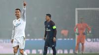 Bintang Real Madrid, Cristiano Ronaldo merayakan gol yang dicetaknya ke gawang PSG pada laga Liga Champions di Stadion Parc des Princes, Paris, Selasa (6/3/2018). PSG kalah agregat 2-5 dari Madrid. (AFP/Christophe Simon)