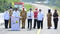 Presiden Joko Widodo atau Jokowi meresmikan Jalan Lingkar Brebes-Tegal di Jembatan Kaligangsa Kabupaten Brebes Jawa Tengah, Rabu (13/4/2022).