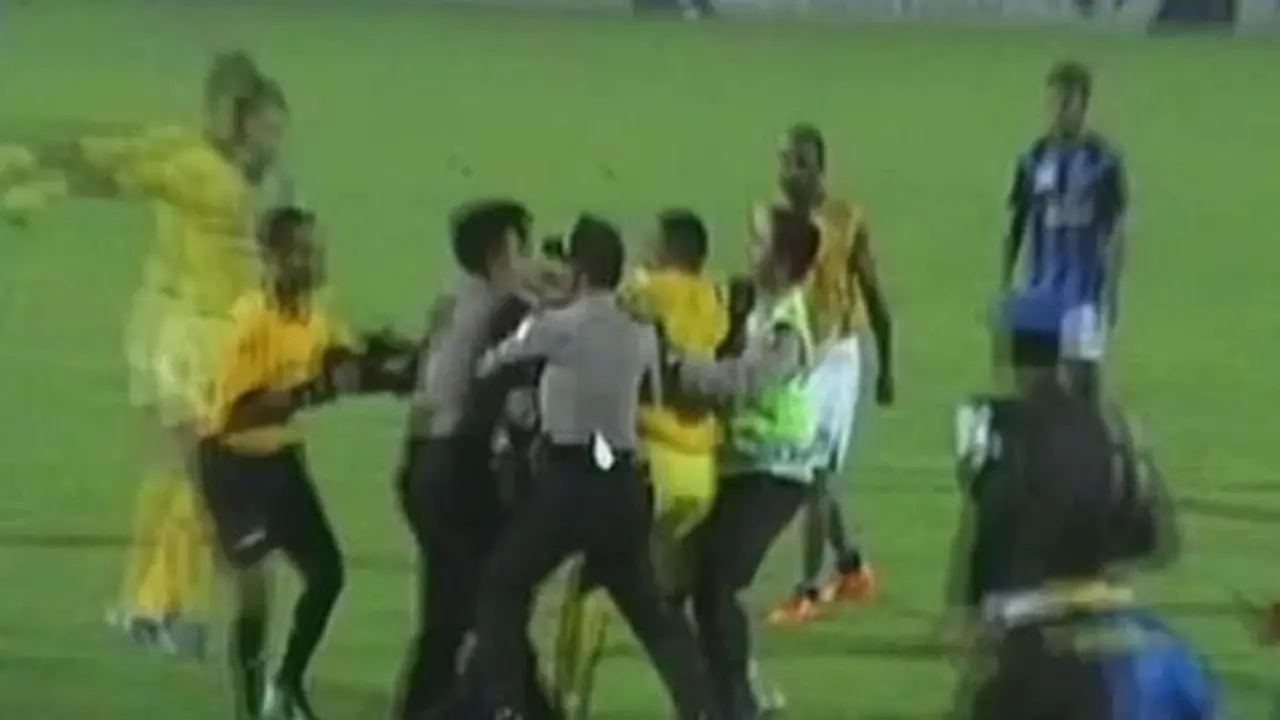 Keroyok Wasit