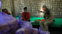 Gubernur Jateng Ganjar Pranowo bersama mbah Padmo Darsono, kakek 70 tahun yang tinggal di Dusun Girpasang, Klaten, Jawa Tengah