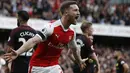 Bek Arsenal asal Jerman, Shkodran Mustafi dikabarkan sedang diincar klub raksasa Italia, Juventus. Menurut Calciomercato Juventus tertarik menggunakan jasa pemain kelahiran Bad Hersfeld, Jerman 17 April 1992. (AFP/IKIMAGES/Ian Kington)
