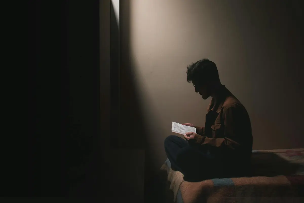Membaca Buku di Pagi Hari