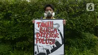 Aktivis lingkungan hidup menunjukkan spanduk bertuliskan 'Tanah Surga Diteror Polusi' saat berjalan kaki menuju Taman Aspirasi di Istana Merdeka, Jakarta, Jumat (29/11/2019). Aktivis meminta pemerintah segera mendeklarasikan perubahan iklim yang semakin kritis. (merdeka.com/Imam Buhori)