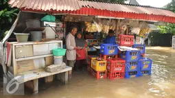Sebuah warung yang terendam banjir di komplek Polri jalan Pondok Karya, Mampang, Jakarta, Kamis (21/4). Banjir setinggi 120cm disebabkan meluapnya Kali Mampang. (Liputan6.com/Gempur M Surya)
