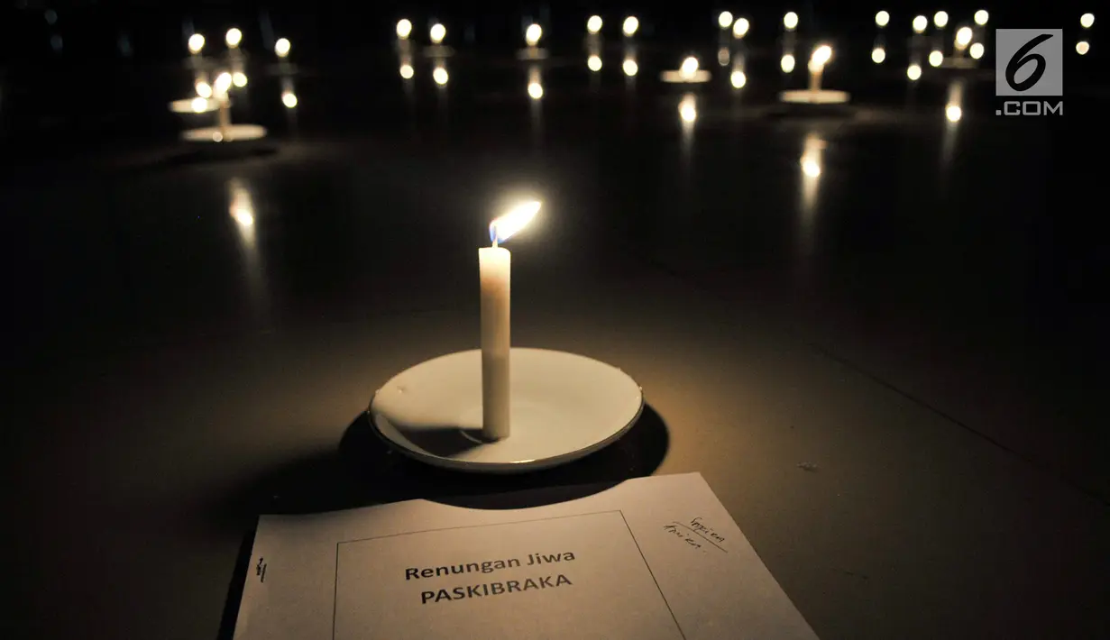 Lilin yang digunakan sebagai penerang selama renungan jiwa di Aula PPPON Cibubur, Jakarta, Minggu (13/8). Cahaya itu digunakan Calon Paskibraka untuk membaca buku renungan, yang mengingatkan mereka akan jasa-jasa para Pahlawan. (Liputan6.com/Yoppy Renato)