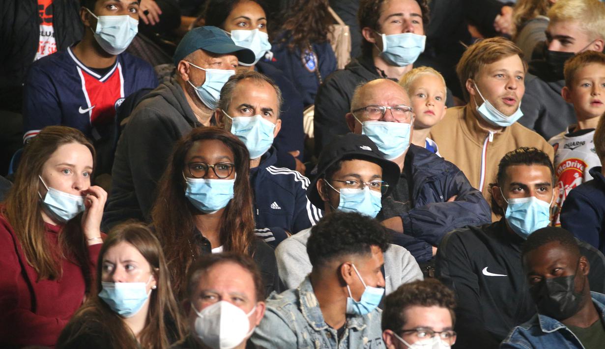 Laga pembuka Ligue-1 2021/2022 juga mulai memperbolehkan para penonton hadir di stadion dengan tetap menerapkan protokol kesehatan dengan mengenakan masker. (Foto: AFP/Francois Nascimbeni)