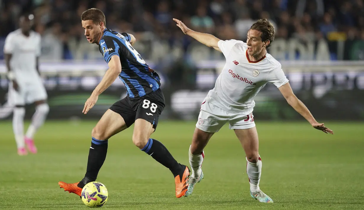 <p>Atalanta memenangkan laga ini berkat gol Mario Pasalic, Rafael Toloi dan Teun Koopmeiners. Sementara AS Roma bisa memperkecil kedudukan berkat gol Lorenzo Pellegrini. (Simone Spada/LaPresse via AP)</p>
