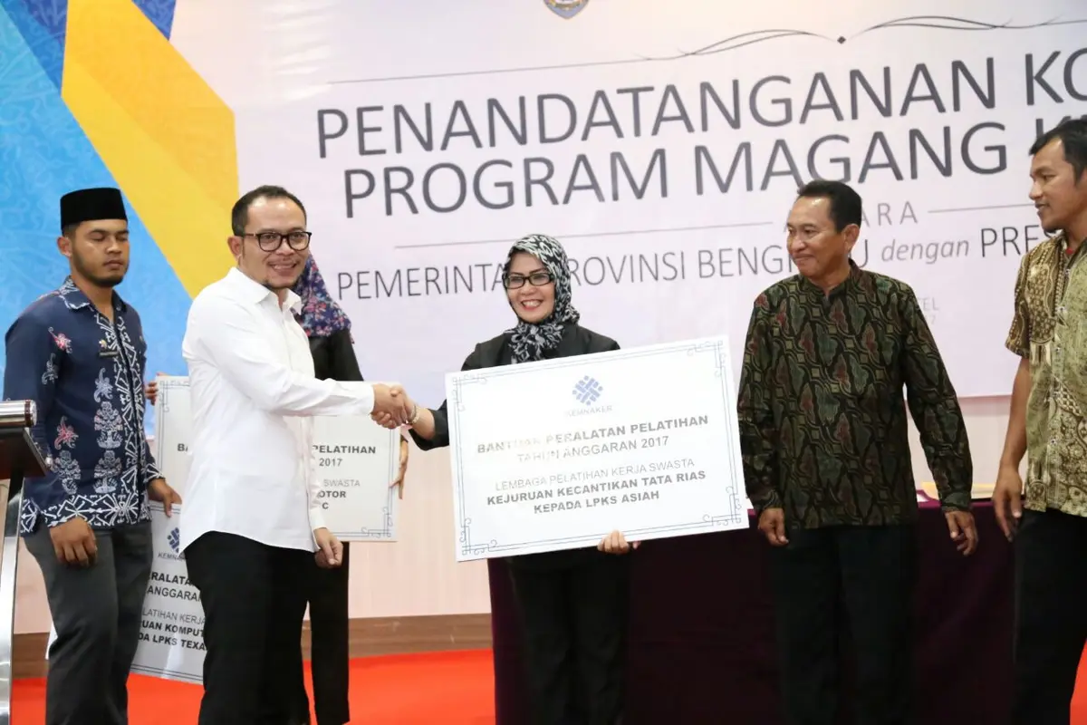 Namun peluang ini harus dimbangi kompetensi dan keterampilan dan kerja agar sesuai dengan kebutuhan industri di sana.