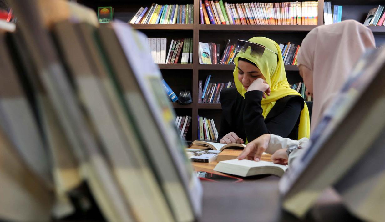 Perpustakaan Al-Ankaa atau Phoenix Library yang kembali dibuka pada awal Maret 2026 menjadi simbol kebangkitan warga Palestina di Kota Gaza. Tampak dalam foto, para pengungsi Palestina membaca buku di perpustakaan Al-Ankaa (Phoenix), perpustakaan pertama yang dibuka sejak gencatan senjata di Jalur Gaza yang berisi buku-buku yang diselamatkan dari perpustakaan yang hancur selama perang Israel-Hamas, di lingkungan Rimal, Kota Gaza pada Selasa 21 April 2026. (Omar AL-QATTAA/AFP)