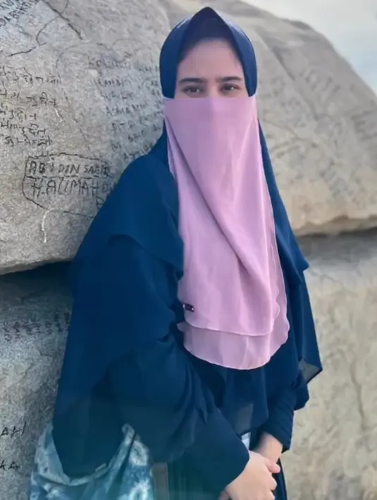 Tissa Biani mengenakan cadar warna pink, yang dipadukan kerudung syari dan abaya warna hitamnya. [@tissabiani]