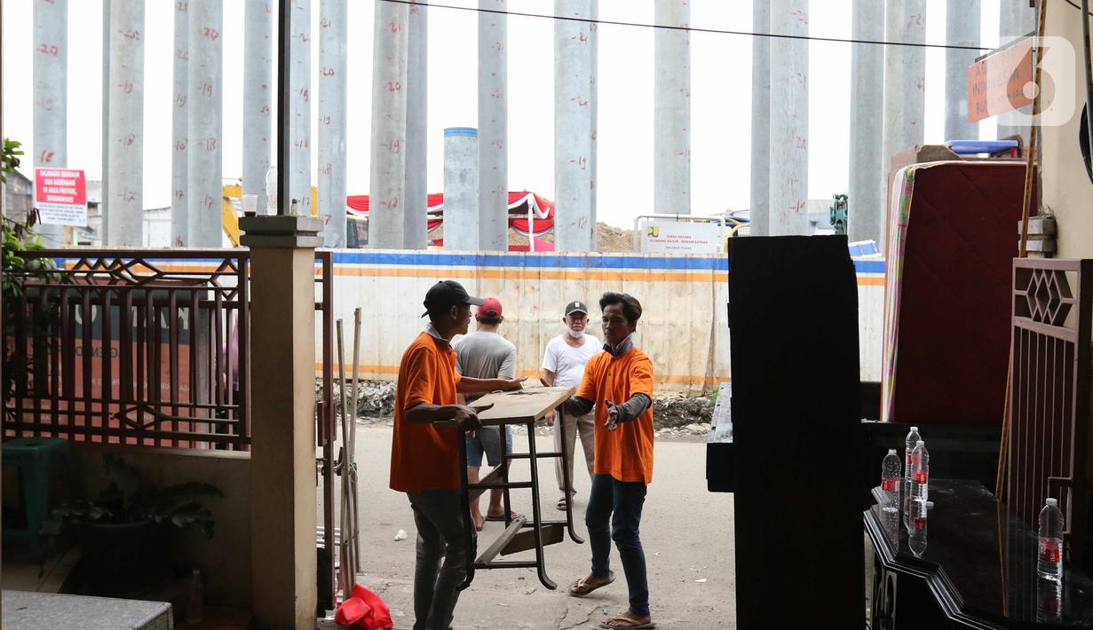 Barang-barang milik warga dikeluarkan dari dalam rumah sebelum pembokaran bangunan di kawasan Semper Timur, Cilincing, Jakarta Utara, Selasa (8/11/2022). PT Cibitung Tanjung Priok Port Tollways (CTP Tollways) sebagai Badan Usaha Jalan Tol (BUJT) mencatat progres pembebasan lahan untuk seksi 4 sepanjang 7,28 km telah mencapai 100% dan ditargetkan pembangunannya selesai pada akhir tahun 2022. (Liputan6.com/Herman Zakharia)