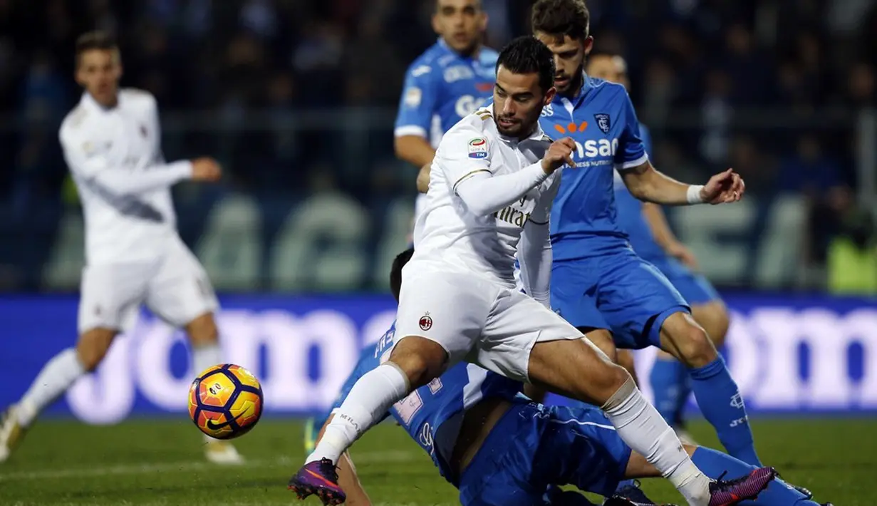 I Rossoneri mendulang 29 poin hasil dari 14 pertandingan, tertinggal empat angka dari Juventus yang berada di urutan teratas, namun baru menjalani 13 laga. (AFP/Marco Bertorello)