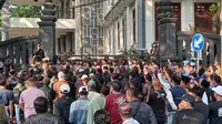 Massa HMI menggelar unjuk rasa di depan DPRD Kota Malang pada Senin, 1 September 2025 (Liputan6.com/ Zainul Arifin)