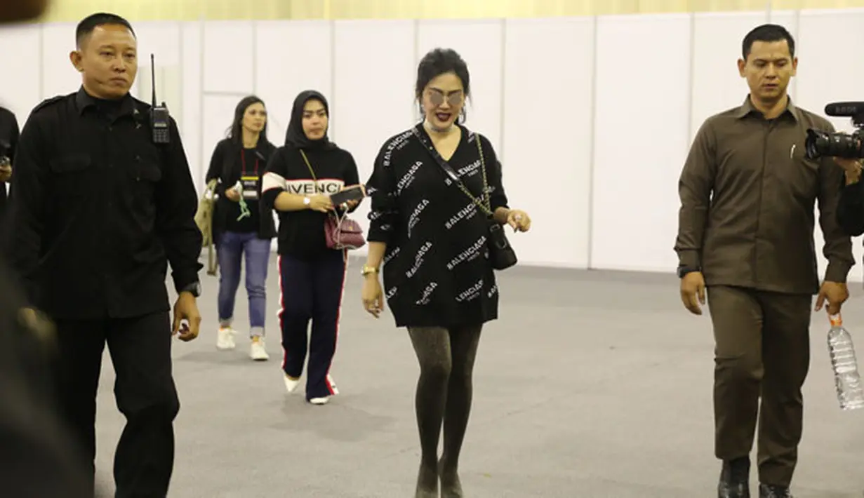 "Kita buktikan di sana (bareskrim), kalau nggak salah, saya nggak takut untuk datang ke sana (bareskrim)," kata Syahrini. (Nurwahyunan/Bintang.com)