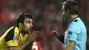Pemain Dortmund, Sokratis Papastathopoulos memprotes wasit Nicola Rizzoli saat melawan Benfica  pada babak 16 besar Liga Champions di Luz stadium, Lisbon, (14/2/2017). Benfica menang 1-0.  (AP/Armando Franca)