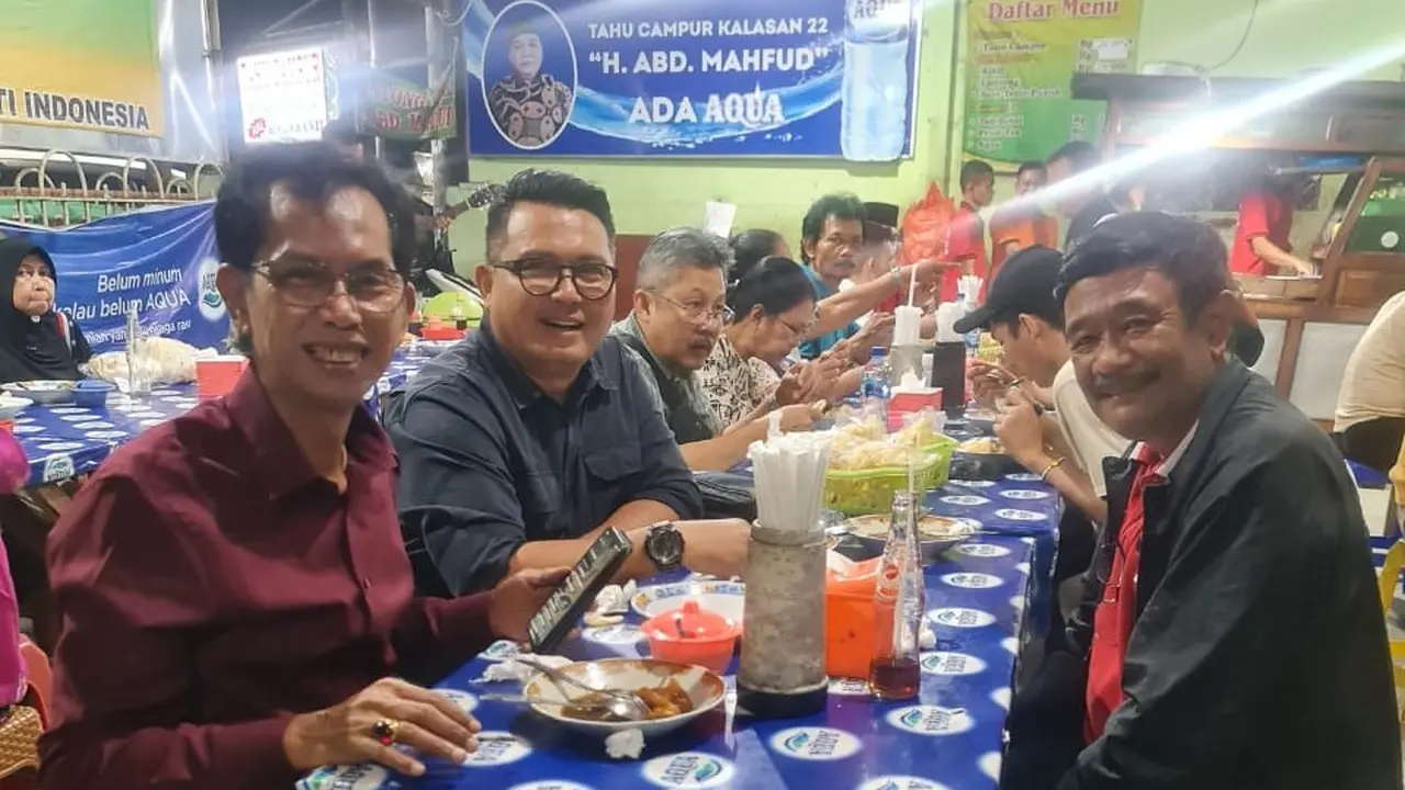 Djarot dan ketua PDIP Surabaya menikmati tahu campur di Surabaya. (Dian Kurniawan/Liputan6.com)