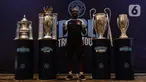 Legenda Manchester City, Shaun Wright-Phillips berpose dengan empat piala Man City—Premier League, Piala FA, Liga Champions, dan Piala Super UEFA—usai bertemu dengan sejumlah wartawan di Jakarta, Kamis (28/9/2023). (Liputan6.com/Helmi Fithriansyah)