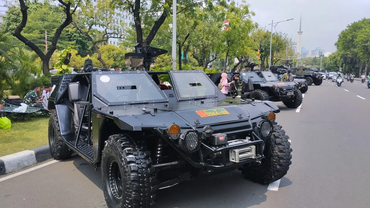 63 kendaraan tempur dari tiga matra TNI dengan berbagai jenis dipamerkan di Jalan Medan Merdeka Utara, Jakarta Pusat, Selasa (4/10/2022). (Liputan6.com/Winda Nelfira)