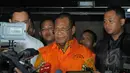 Barnabas Suebu, menjawab pertanyaan wartawan usai diperiksa KPK, Jumat (27/2/2015). Ia resmi ditahan KPK karena kasus dugaan korupsi pengadaan Detailing Engineering Desain PLTA tahun 2009-2010 di Papua. (Liputan6.com/Herman Zakharia)
