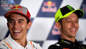 Pembalap Repsol Honda, Marc Marquez, dan rider Monster Energy Yamaha, Valentino Rossi. (AFP/Gabriel Buoys)