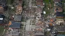 Sejumlah rumah rusak dan hancur setelah dihantam tornado yang melanda wilayah New Orleans, AS (7/2). Badan Cuaca Nasional AS mengonfirmasi tiga tornado telah terjadi di Kota New Orleans. (AP Photo/Gerald Herbert)