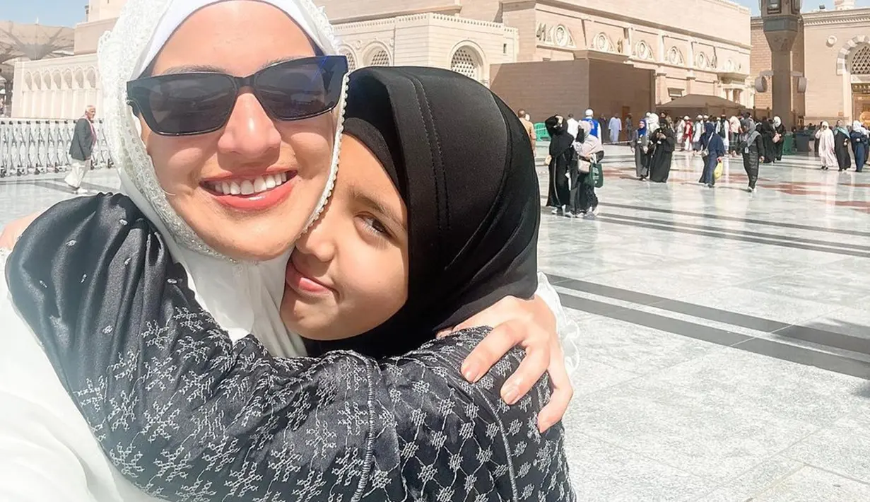 Nia Ramadhani dan Mikhayla memang jalin hubungan yang dekat. Keduanya saling rangkul satu sama lain yang menjadi bukti keduanya memang dekat layaknya sahabat. Momen Mikhayla memeluk ibunya ini tuai atensi. (Liputan6.com/IG/ramadhaniabakrie)