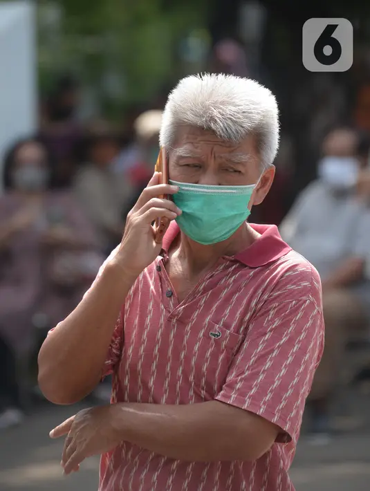 Peserta vaksinasi COVID-19 untuk warga lanjut usia (lansia) mendatangi Balai Besar Pelatihan Kesehatan Jakarta di Jalan Hang Jebat, Jakarta Selatan, Selasa (2/3/2021). Vaksinasi Covid-19 itu dengan prioritas sasaran warga lansia berusia 60 tahun ke atas, dan ber-KTP DKI. (merdeka.com/Imam Buhori)