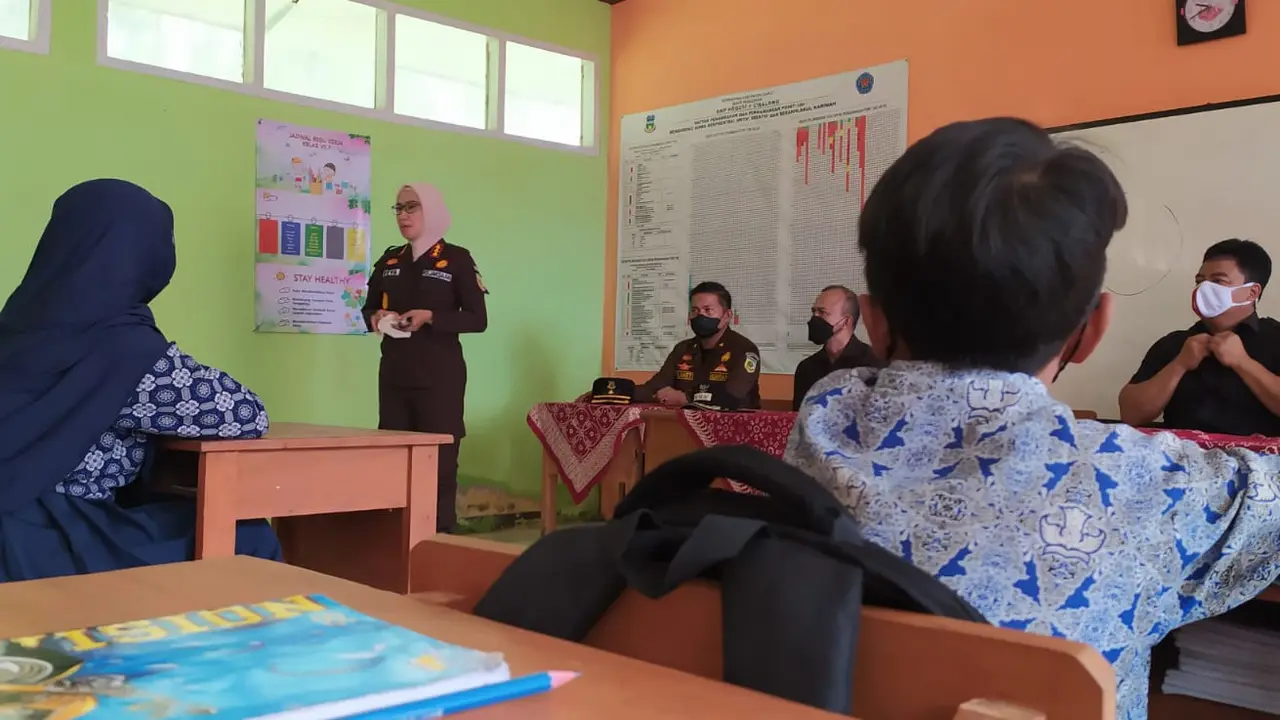 Kajari Garut Neva Susanti tengah memberikan pengetahuan mengenai hukum kepada para pelajar SMPN 1 Cibalong, Garut, Jawa Barat, dala program Jaksa Masuk Sekolah, beberapa waktu lalu.