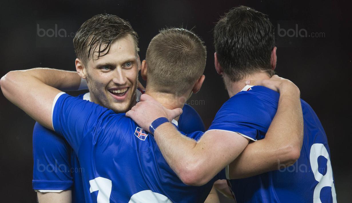 Para pemain Islandia merayakan gol yang dicetak Albert Gudmundsson ke gawang Timnas Indonesia pada laga persahabatan di SUGBK, Jakarta, Minggu (14/1/2018). Indonesia kalah 1-4 dari Islandia. (Bola.com/Vitalis Yogi Trisna)