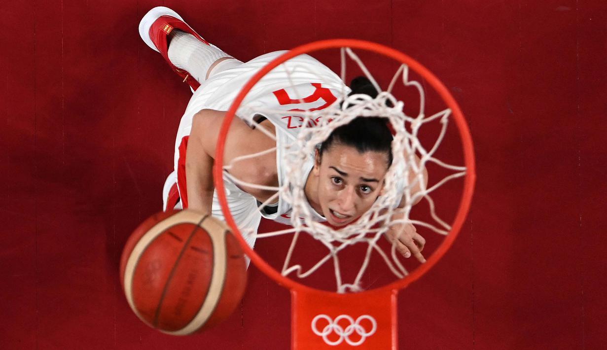 Pebasket putri asal Spanyol, Silvia Dominguez dari saat bertanding dalam perempat final bola basket putri antara Spanyol dan Prancis pada Olimpiade Tokyo 2020 di Saitama Super Arena, Jepang, Rabu (4/8/2021). (Foto: AFP/Pool/Aris Messinis)