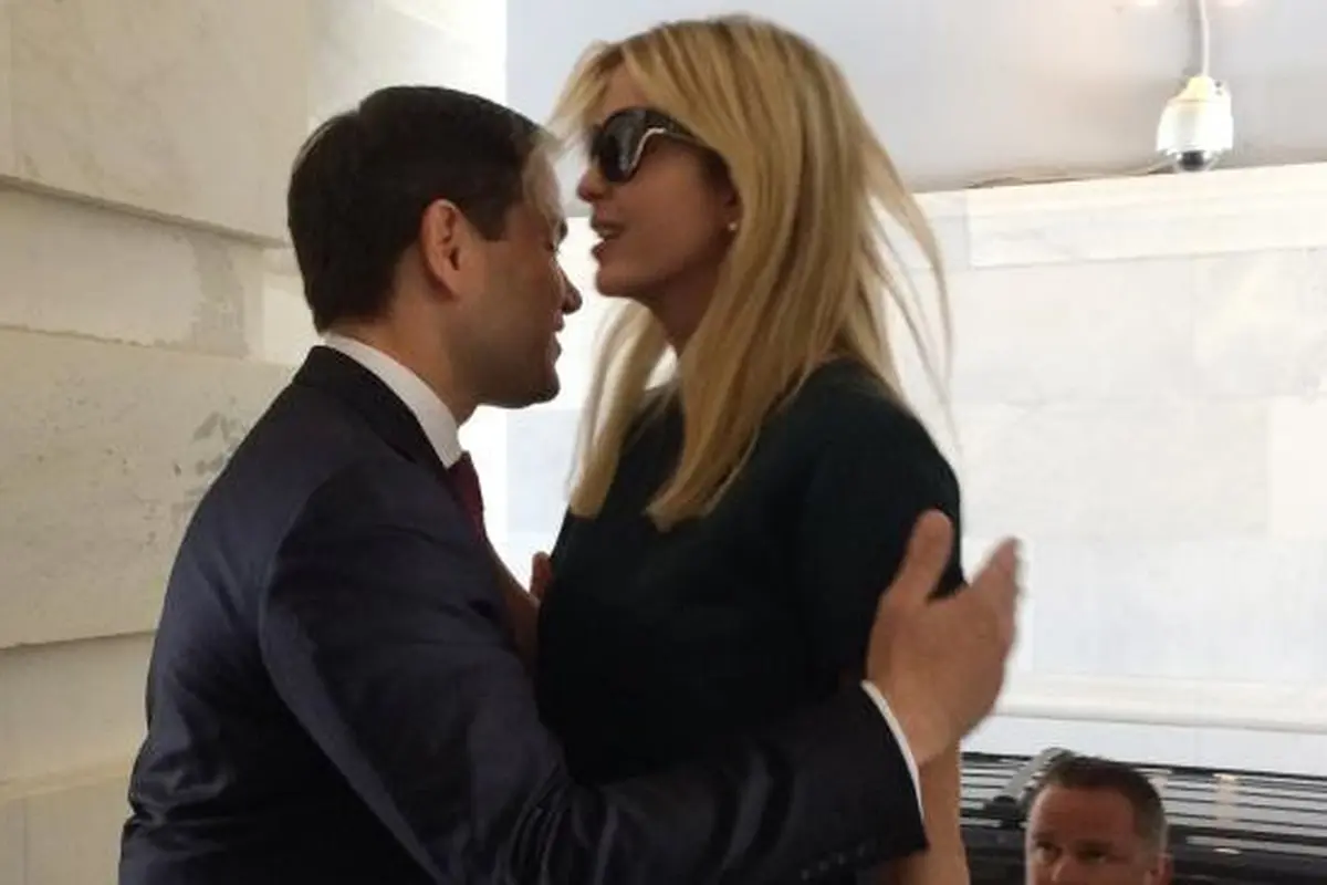 Pose pelukan canggung antara Ivanka Trump dan Marco Rubio. (Erica Werner/AP)