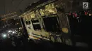Kecelakaan Kereta Api dengan sebuah mobil terjadi di perlintasan Kramat, Senen, Jakarta, Selasa (13/6). Akibat dari kecelakaan ini, kondisi mobil hancur dan satu gerbong kereta api ikut terbakar. (Liputan6.com/Helmi Afandi)