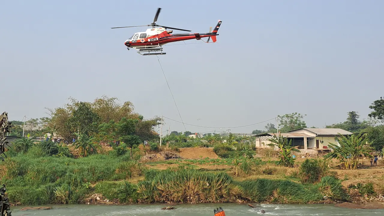 Badan Nasional Penanggulangan Bencana (BNPB), masih menerjunkan Helikopter Water Bombing, untuk membantu pemadaman dari udara, Selasa (24/10/2023).
