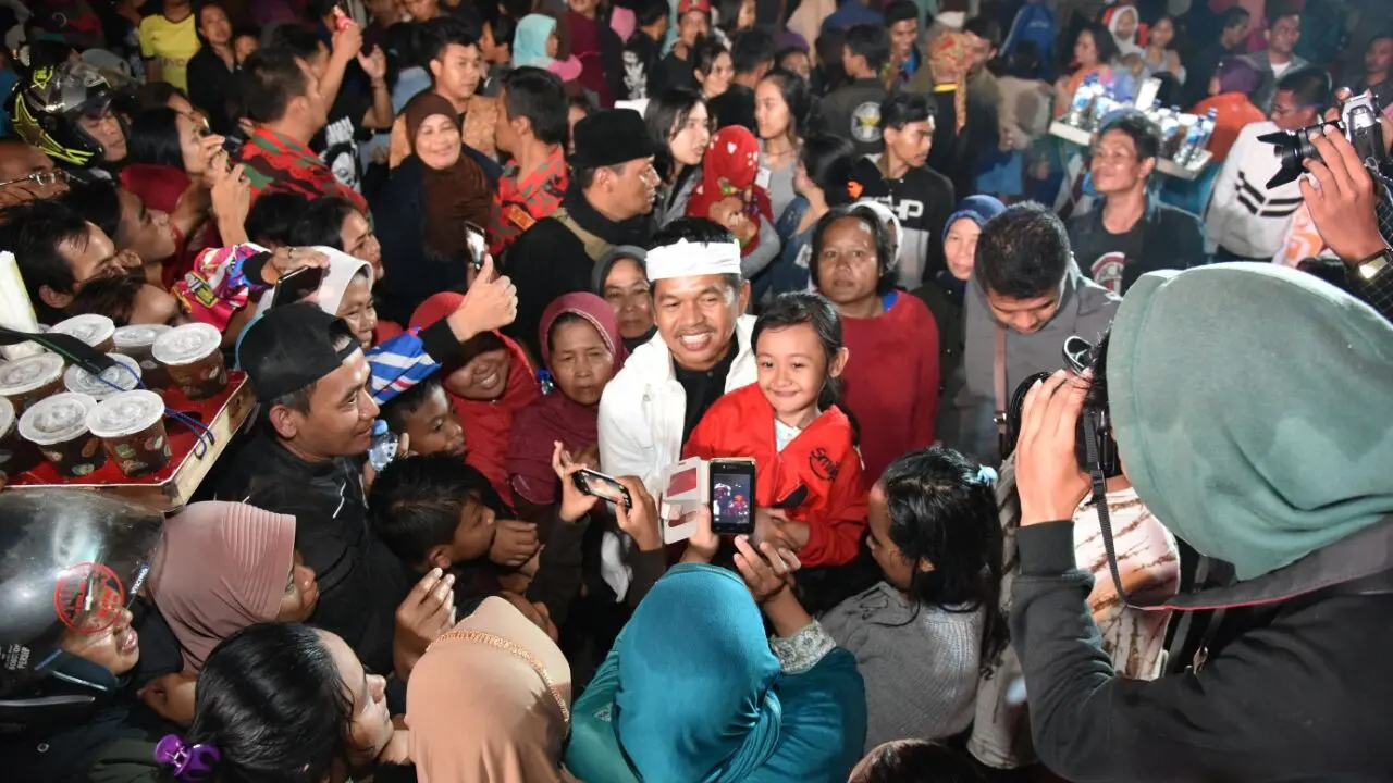 Dedi Mulyadi di tengah-tengah pendukungnya di Kota Bandung.