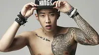 Jay Park kerap menjadi sorotan lantaran tato-tatonya. Padahal tatonya itu sendiri berkaitan dengan keluarga. Ia juga menuliskan 'Jaywalkerz' di belakang lehernya. (Foto: allkpop.com)