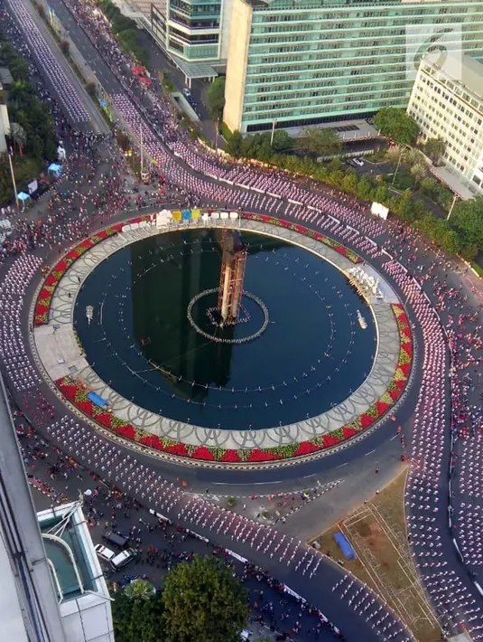 Ribuan peserta mengikuti pemecahan Guinness World Record tari Poco-poco di Kawasan Bundaran HI, Jakarta, Minggu (5/8). Kegiatan yang diinisiasi oleh Ibu Negara Iriana Joko Widodo sebagai Pembina OASE Kabinet Kerja. (Liputan6.com/Pool/Biro Pers Setpress)
